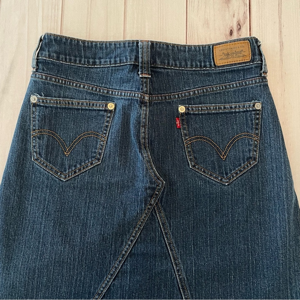 y2k Levi’s Denim Jean Skirt Size 8 Raw Edge Frayed Hem Asymmetrical Stitching - Picture 8 of 16
